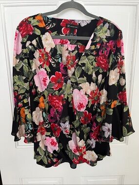 XXL Floral Blouse V Neckline 3/4 Ruffled Edge Sleeves